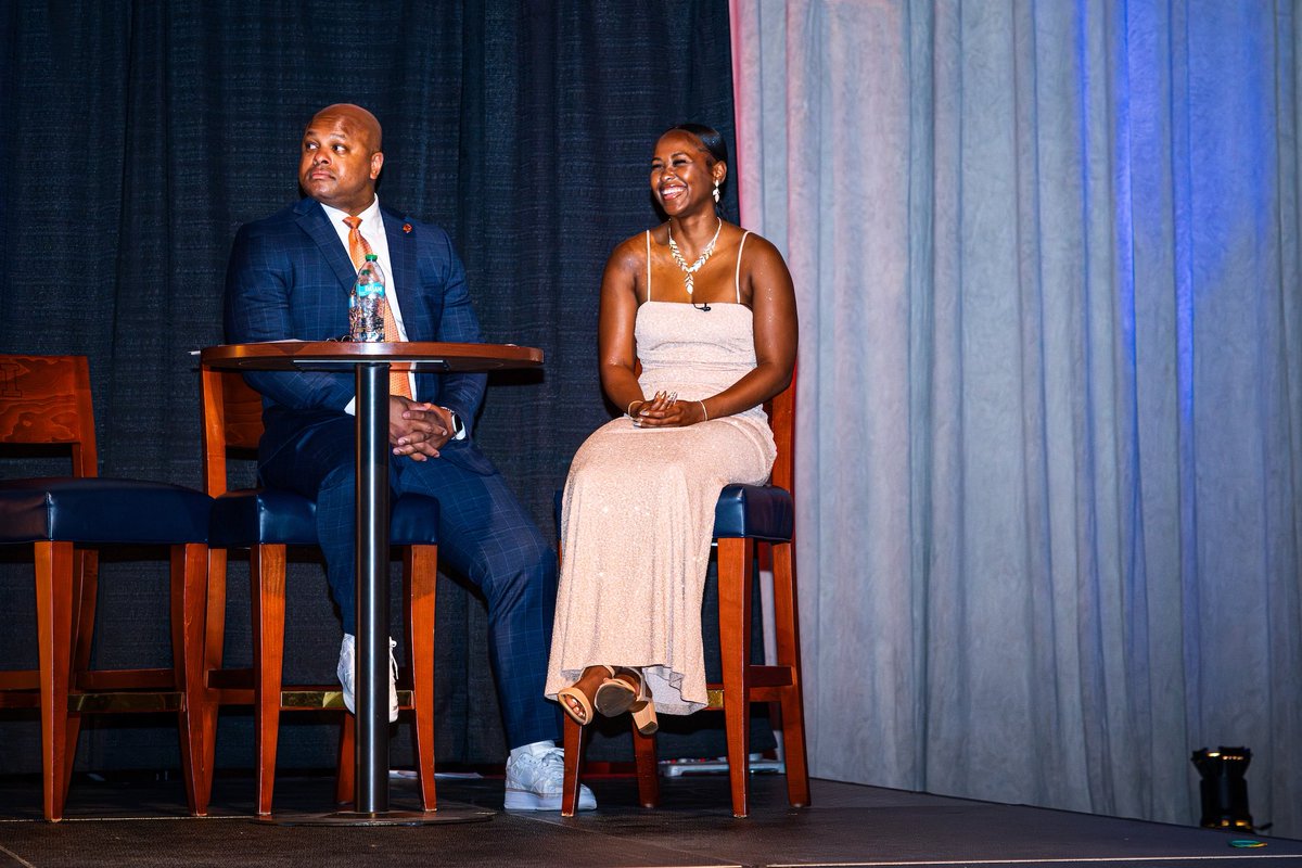 genesisbryant_'s tweet image. I thank God for being the first student-athlete host of the Oskees !! I enjoyed this opportunity & look forward to breaking into the sports entertainment industry soon, stay tuned for what’s next ☺️🧡 1 Corinthians 2:9 ✝️ #ILL