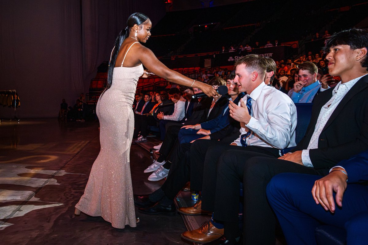 genesisbryant_'s tweet image. I thank God for being the first student-athlete host of the Oskees !! I enjoyed this opportunity & look forward to breaking into the sports entertainment industry soon, stay tuned for what’s next ☺️🧡 1 Corinthians 2:9 ✝️ #ILL