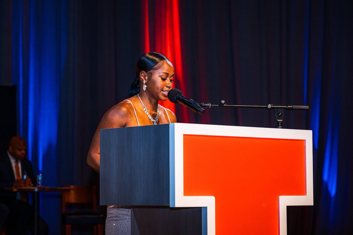 genesisbryant_'s tweet image. I thank God for being the first student-athlete host of the Oskees !! I enjoyed this opportunity & look forward to breaking into the sports entertainment industry soon, stay tuned for what’s next ☺️🧡 1 Corinthians 2:9 ✝️ #ILL