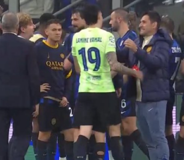 BarcaUniversal's tweet photo. Batoni is wearing Lamine Yamal's shirt while celebrating his team's win. https://t.co/O78vMdnErB