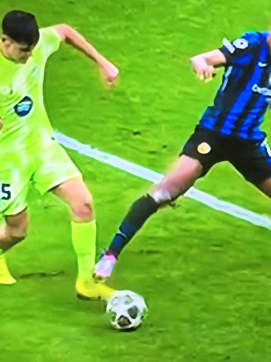 #برشلونة_انترميلان 
🤔