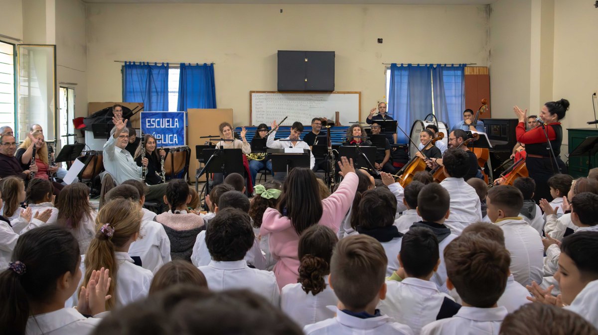Banda_Sinfonica's tweet image. Compartimos dos días increíbles en la Escuela N.º 127 Juan Ramón Giménez con "El misterio musical de Sheila Veloz", concierto didáctico de la @Banda_Sinfonica 🎶
Direcció: @martinRjorge
Actuación y dramaturgia: Florencia Caballero Bianchi
#MúsicaEnLaEscuela #SheilaVeloz #BSM118