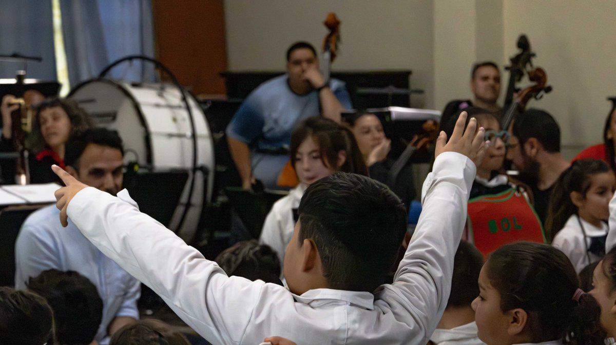Banda_Sinfonica's tweet image. Compartimos dos días increíbles en la Escuela N.º 127 Juan Ramón Giménez con "El misterio musical de Sheila Veloz", concierto didáctico de la @Banda_Sinfonica 🎶
Direcció: @martinRjorge
Actuación y dramaturgia: Florencia Caballero Bianchi
#MúsicaEnLaEscuela #SheilaVeloz #BSM118