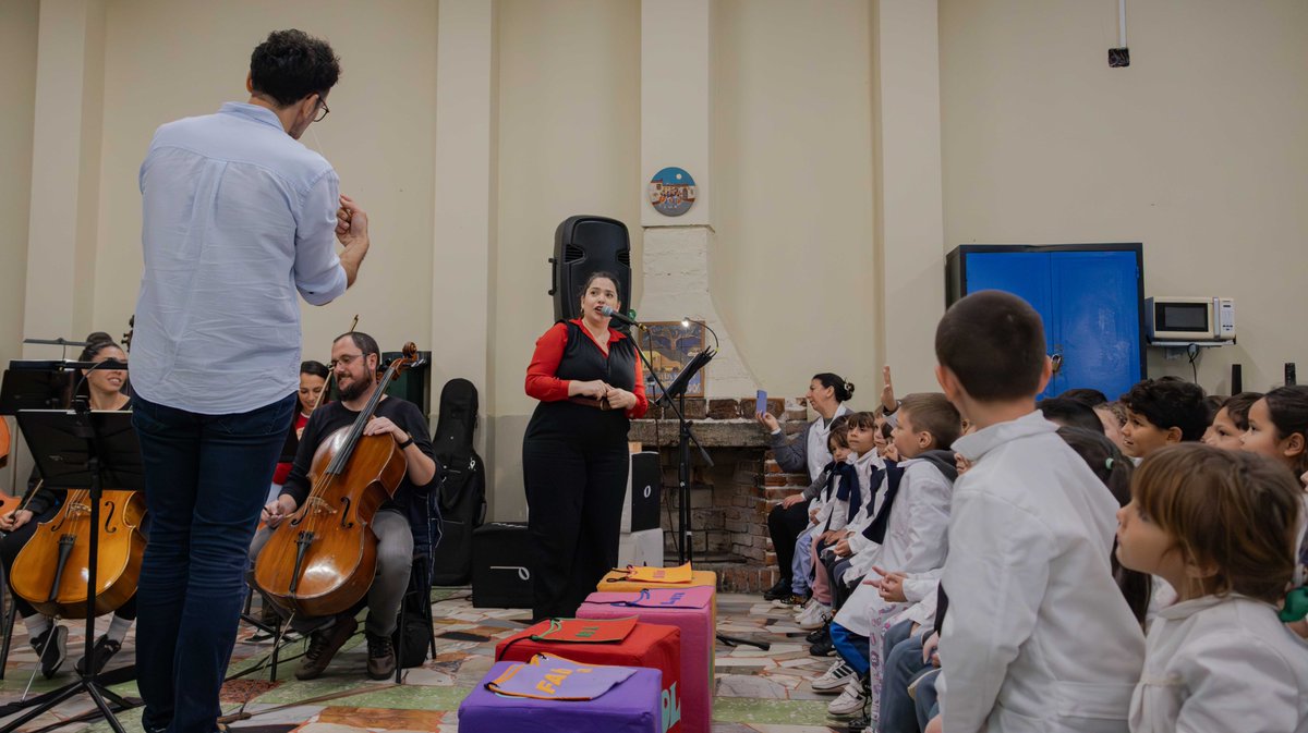 Banda_Sinfonica's tweet image. Compartimos dos días increíbles en la Escuela N.º 127 Juan Ramón Giménez con "El misterio musical de Sheila Veloz", concierto didáctico de la @Banda_Sinfonica 🎶
Direcció: @martinRjorge
Actuación y dramaturgia: Florencia Caballero Bianchi
#MúsicaEnLaEscuela #SheilaVeloz #BSM118