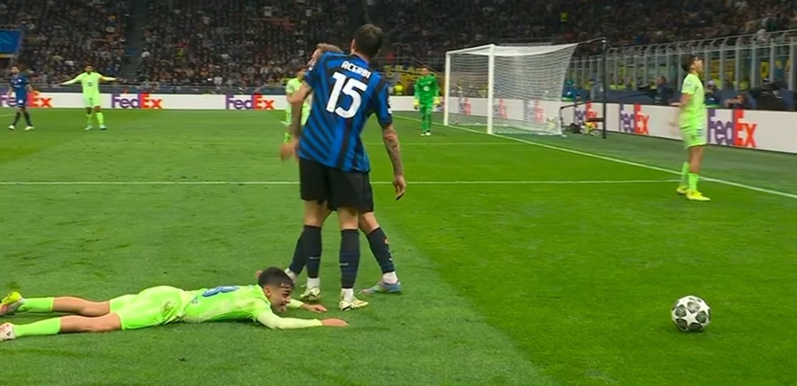 Asensii20's tweet image. Pedri in the 90th minute, sticking his tongue out after diving to waste time 😂😂😂😂😂

STAY HUMBLE 😂😂😂😂😂😂😂