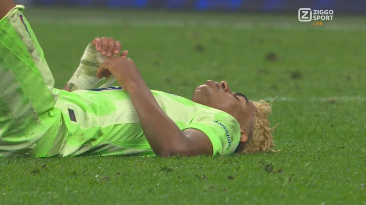 خسته از هر چی که بود، خسته از هر چی که هست
راه میوفتم که برم، مثل هر شب مست مست
باز دلم مثل همیشه خالیه، باز دلم گریه تنهایی میخواد
بر میگردم تا ببینم کسی نیست، می بینم غم داره دنبالم میاد