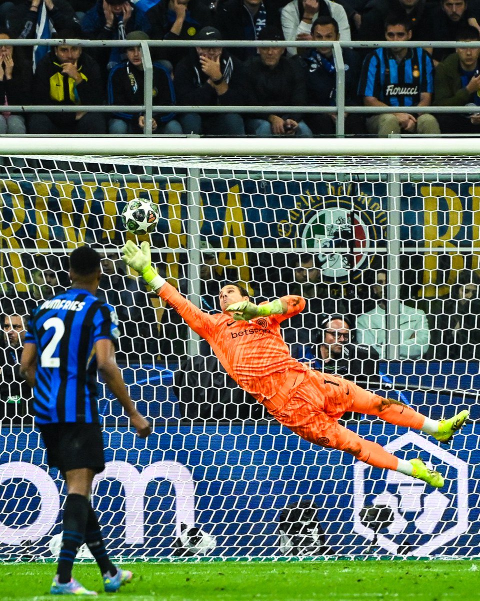 No real football fan will pass without liking this post to appreciate this Yann Sommer’s performance 👏

#ChampionsLeague #UCL #INTBAR #InterBarça #InterBarcelona