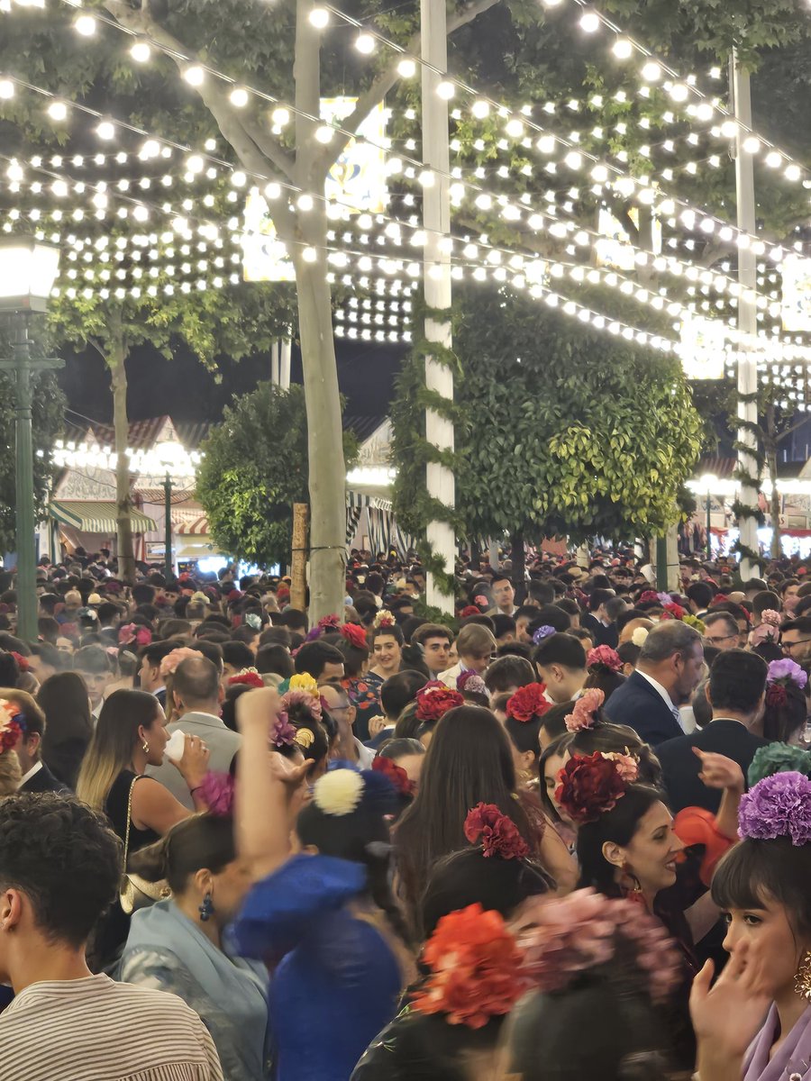 Ya estamos todos. #FeriadeSevilla2025 #FeriadeAbril #Sevilla