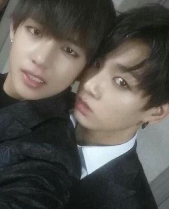 TAEKOOKER_4ever's tweet photo. 🃏- JK wouldn't even want to hug Tae like this 

JK hugging Tae be like...🧵 https://t.co/OwTGofJQ0f