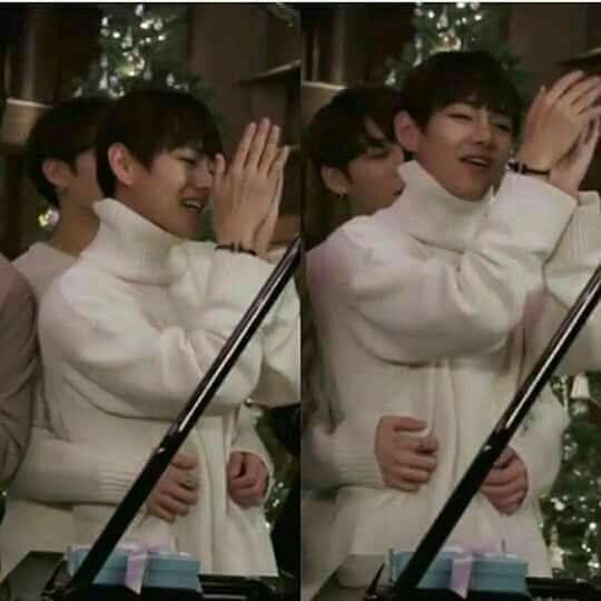 TAEKOOKER_4ever's tweet photo. 🃏- JK wouldn't even want to hug Tae like this 

JK hugging Tae be like...🧵 https://t.co/OwTGofJQ0f
