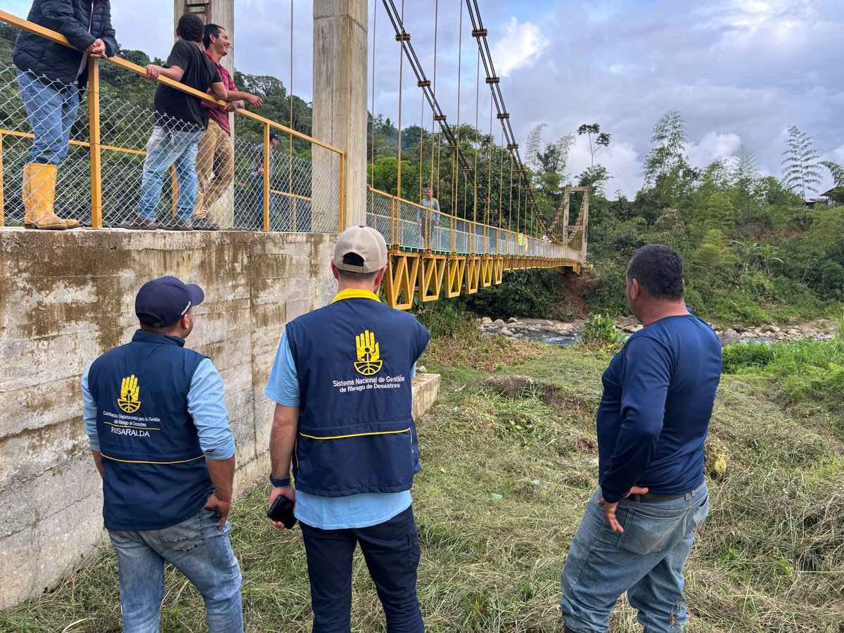 UNGRD's tweet photo. #UNGRDenRisaralda | ¡Los fantasmas NO existen, así quedaron los puentes de Pueblo Rico! 🤩

Este puente de 68 metros conecta a más de 3.000 personas de la comunidad Emberá del resguardo de Bajo Gitó, en el municipio de Pueblo Rico, #Risaralda. 

Ahora cruzan el río San Juan con seguridad y dignidad.

Inversión: $1.300 millones. Esto es gestión.