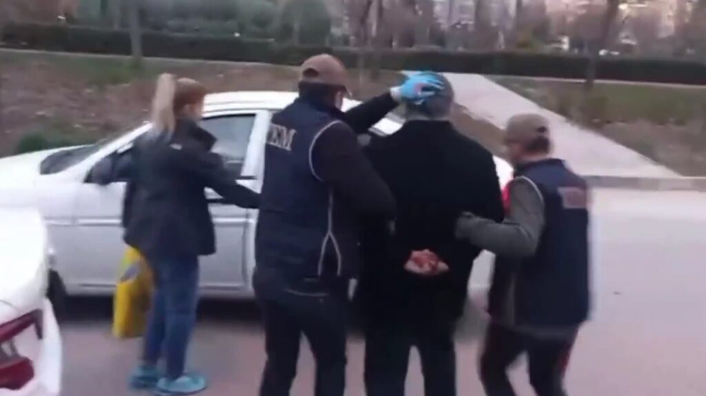 208 üniversitelinin hedef alındığı bir ülkede özgürlükten bahsedilemez. Eğitim, seyahat, aile hakkı suç değildir! Gençlere yönelik bu sindirme politikası durdurulmalı!
AntepEmniyette NelerOluyor
<a href="/myeneroglu/">Mustafa Yeneroğlu</a>