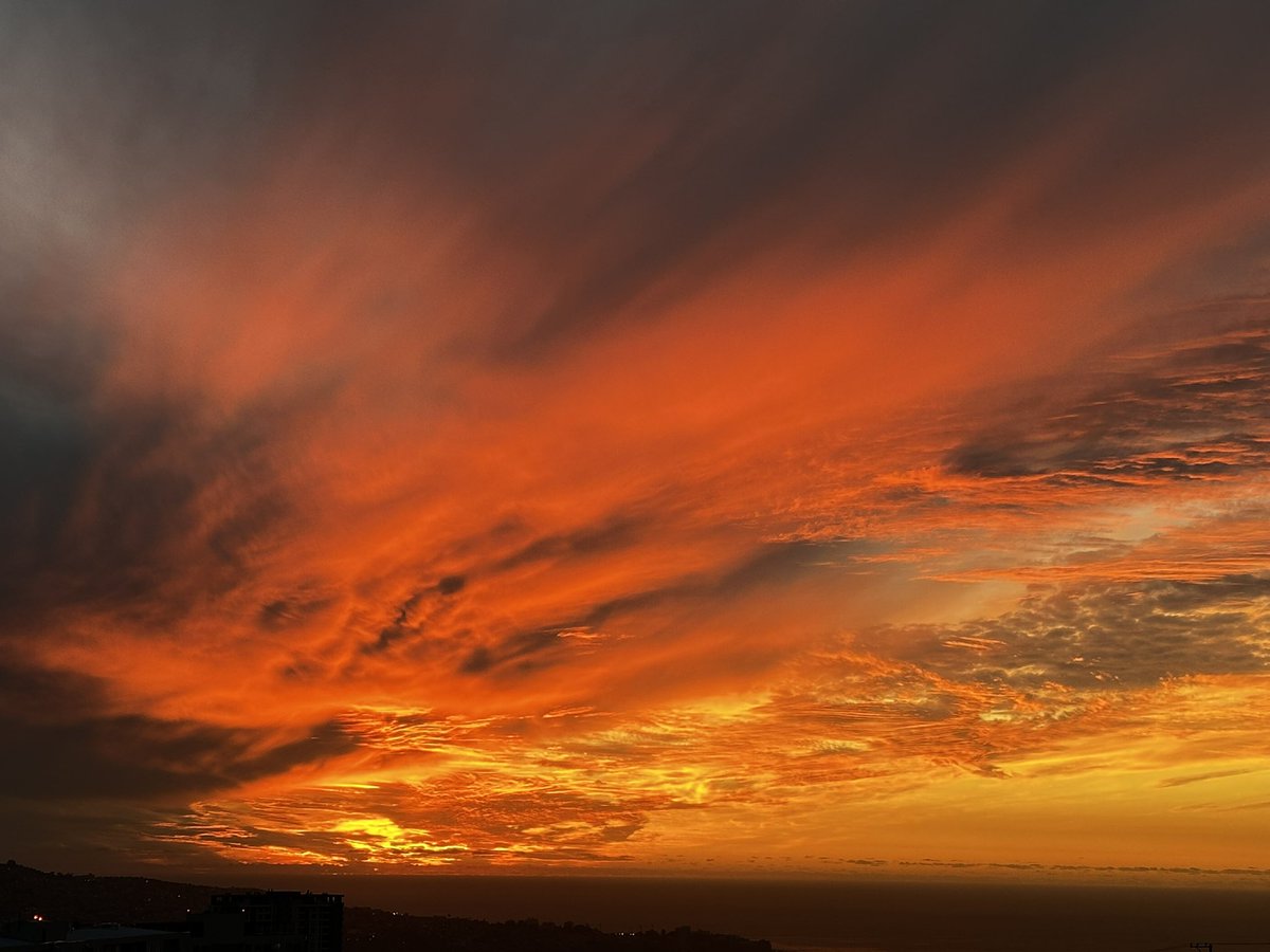 marcodebcn's tweet photo. #Atardecer #Sunset #Valparaiso 🤗 @AlertaNoticiasV @NoticiasValpoEx @Sepulinares @Off_Valpo @Reppli_ca  Feliz Martes https://t.co/HMv4n2uGGf