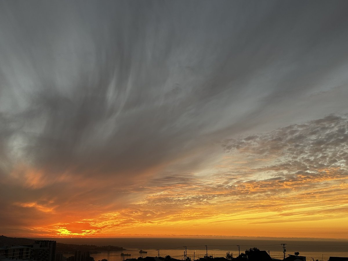 marcodebcn's tweet photo. #Atardecer #Sunset #Valparaiso 🤗 @AlertaNoticiasV @NoticiasValpoEx @Sepulinares @Off_Valpo @Reppli_ca  Feliz Martes https://t.co/HMv4n2uGGf