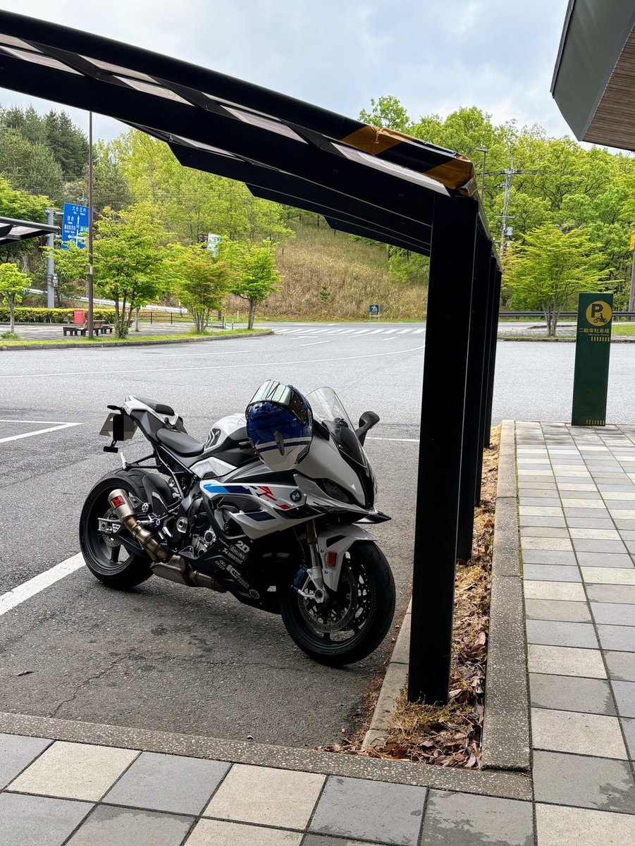ＧＷは終わったけど、ツーリングは今日なのです
「兄ちゃんのバイクかっこいいなぁ～」
とオジサンに声をかけられていい気分♪