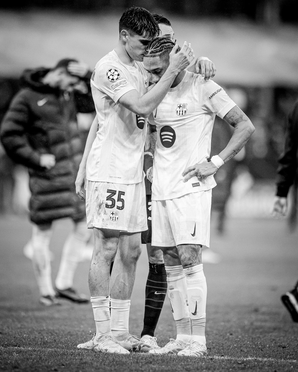 للفرحِ أهلٌ ، ولسنا أهلُهُ أبدًا
نحنُ الظّلامُ الّذي مازارهُ قمرُ ..