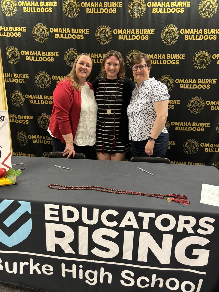 BHSedrising's tweet image. A BIG congratulations to our SENIORS for receiving their cords and signing their letter of intent to become educators! We are SO proud of them. Thank you to our supporters that stopped by to celebrate today!! 🍎 We appreciate you!! #FutureEducator #EdRising25