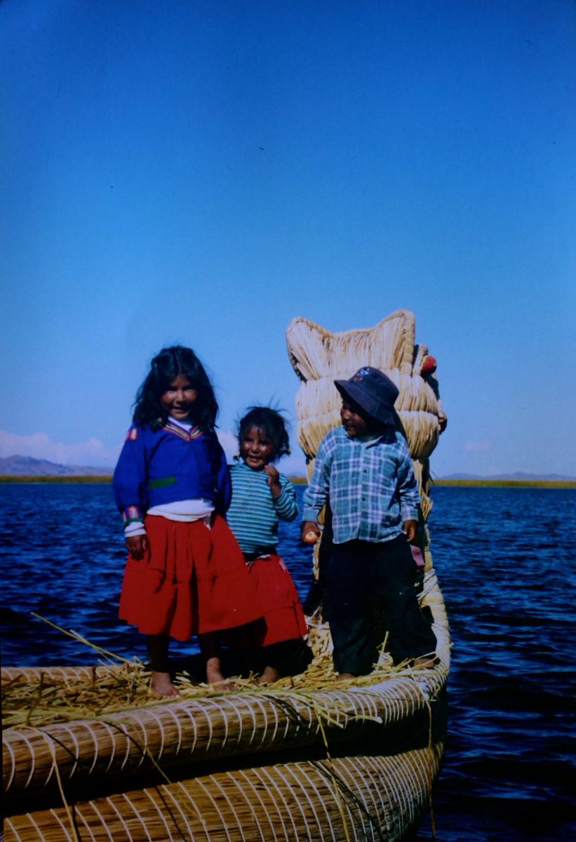 Reconocer los derechos del lago #Titikaka es también reconocer que la naturaleza tiene dignidad. Una victoria colectiva con rostro de mujer. 

servindi.org/seccion-ambien…

Quizá estas niñas que fotografié en el 2002 son estas mujeres guardianas del agua...
#NuestraAmericaResiste