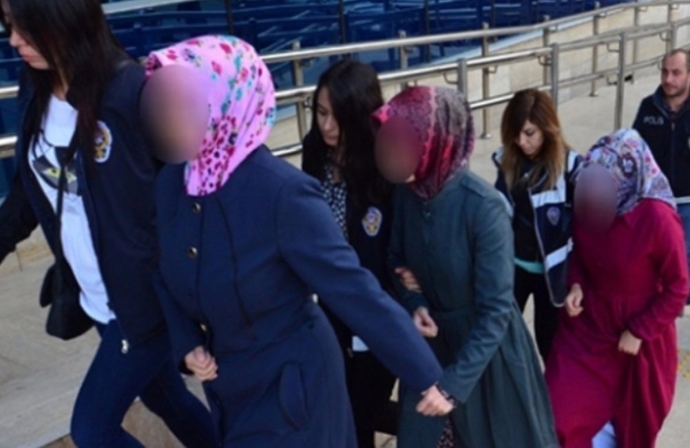 Taktik aynı.
Listelere dayalı şüphelileri topla. Dosyalara gizlilik kararı koy. Bomboş dosyaları hukuksuz bir şekilde gözaltı sürecinde çapraz sorgu taktikleri, korkutma ve şantajla aldığın çarpıtılmış ifadelerle doldur. Gözüne kestirdiğini tutukla.
AntepEmniyette NelerOluyor