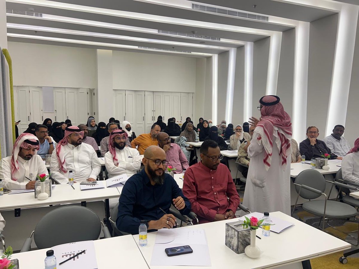 سعدنا بتدريب كوكبة من اطباء الاسرة والعاملين في مراكز الرعاية الأولية لدمج الصحة النفسية في عملهم اليومي في حفر الباطن، بالتدريب على المنهج العلمي الحديث الخطوات الخمس. والذي يرفع نسبة التحكم في الامراض المزمنة ومستوى الراحة النفسية لدى مقدمي ومستقبلي الخدمات الصحية ويقلل التكلفة