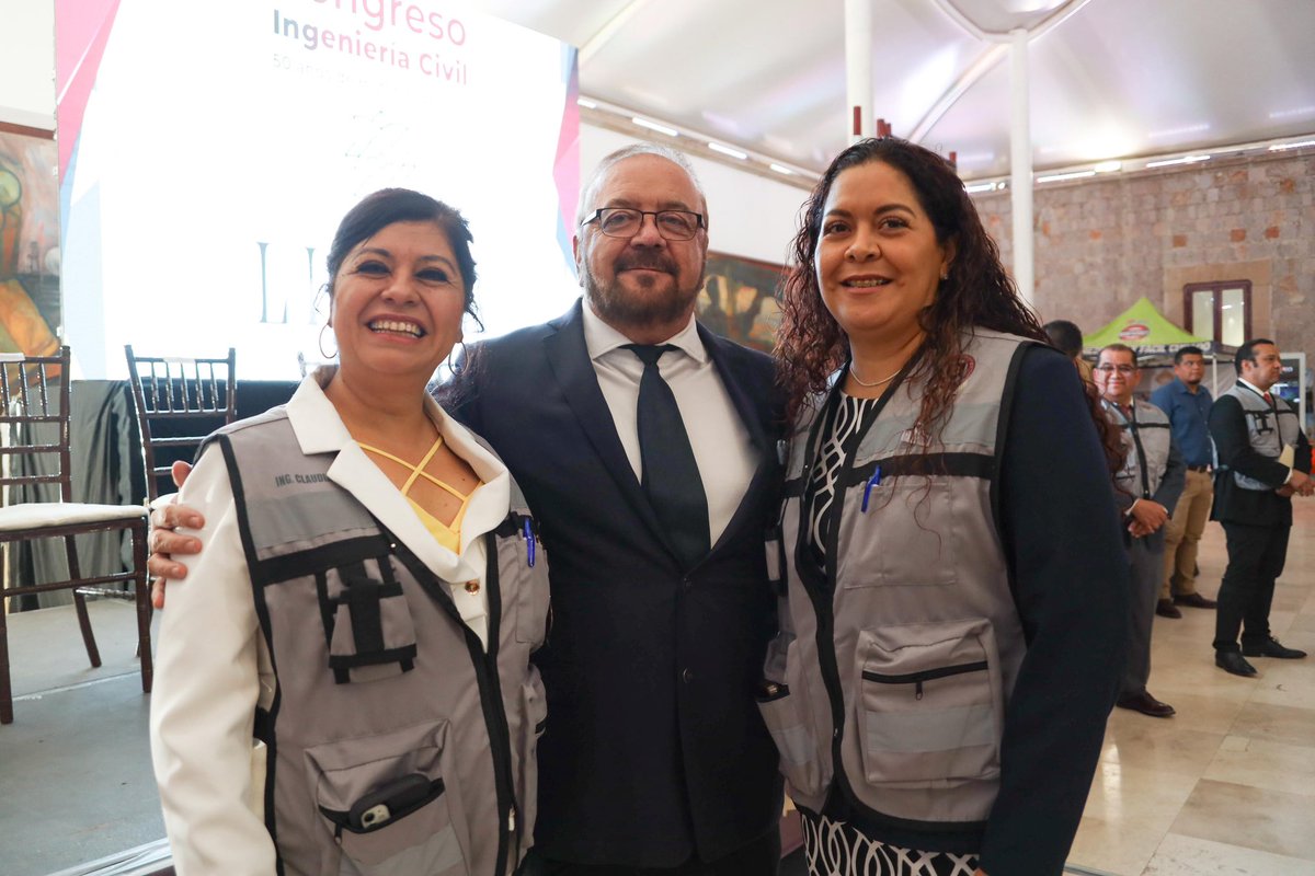 soterosoto's tweet photo. Un honor haber acompañado esta mañana la inauguración del 50° Aniversario de la carrera de Ingeniería Civil del Instituto Tecnológico de Durango, ahora como Presidente de la Fundación ITD.

La ingeniería no solo construye estructuras; construye futuro, carácter y comunidad. https://t.co/qdLYTYipu7