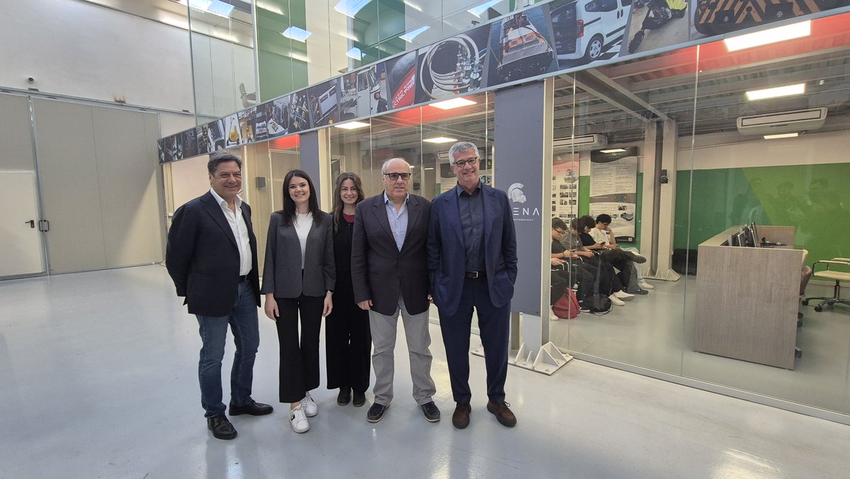 Tour ai laboratori #Atena per l'ultimo appuntamento con "Studiare l'impresa". A guidare i ragazzi tra i progetti di #ricerca gli ingegneri <a href="/GradedSpa/">Graded</a> Claudio Miranda e Maria Teresa Russo

#Innovation #research #RenewableEnergy #Future #FutureOfLearning #Sustainability #Napoli