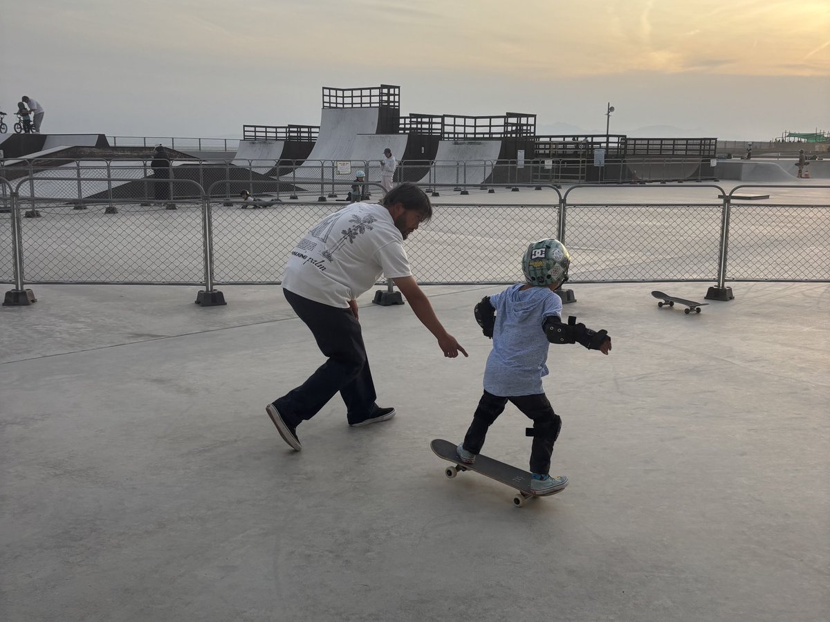 ippei63's tweet image. GW真っ只中、朝起きたら突然スケボーやりたい！と息子…って事でスケパーデビュー🛹
お世話になった皆様、ありがとうございました🙏
#スケートボード
#ムラサキパーク