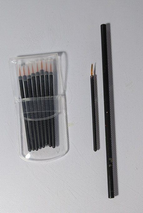 おはようございます。
近年アナログの細かい所を
塗る時は
100均のネイル用の筆を
使っているのですが
小さくて使いづらいですので
要らない筆に差し込んで使うと
使いやすくて良いですよという
ご報告になります。 