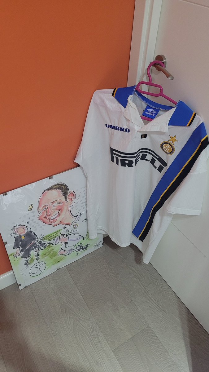 JuliRonie's tweet photo. Comenzó la nueva era..... @capitan_araujo @jotajordi13 @FCBarcelona_es  #alcarrer https://t.co/9B8RrZSTPk