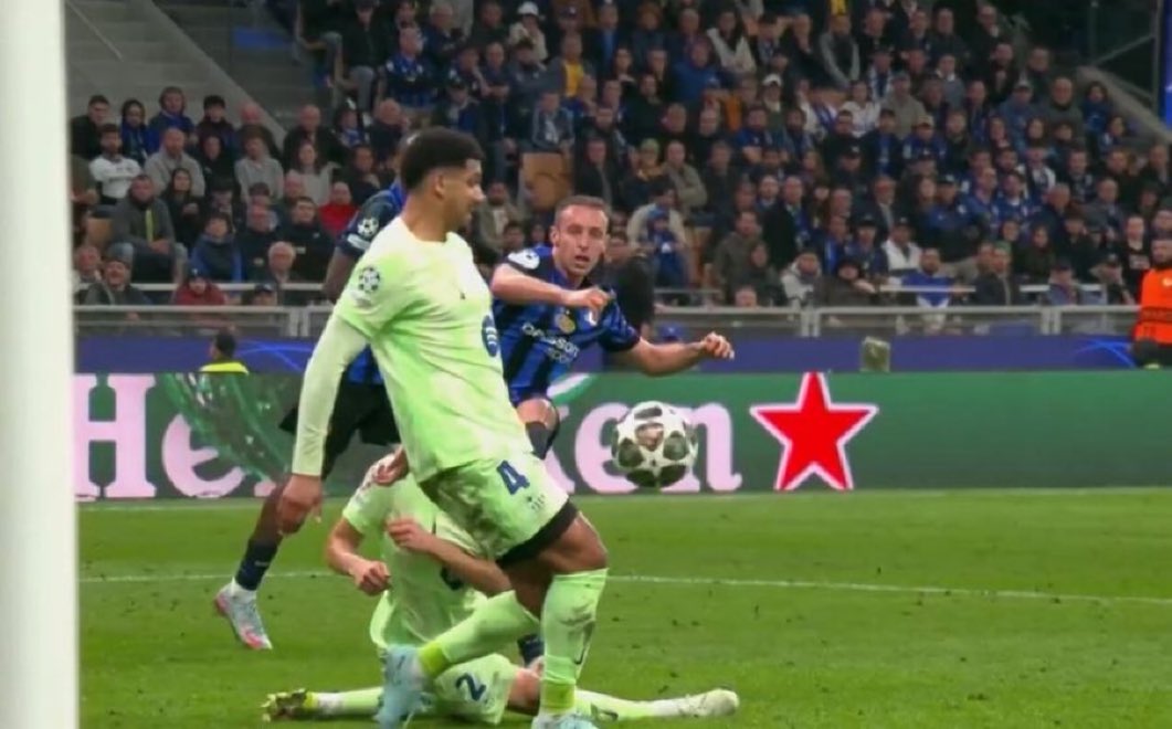 Somhiseremfcb's tweet photo. 🗣️Araujo: "En el cuarto gol, iba por delante y el delantero tuvo la suerte de colocar la pelota perfectamente en la esquina. En cuanto al tercer gol, obviamente soy muy bueno en el uno contra uno y debería haberlo sido. Pero al final, es fútbol: si cubres bien, también puedes mantener esos balones a raya. Pero bueno, es fútbol: hay que mantener la cabeza alta y seguir adelante".