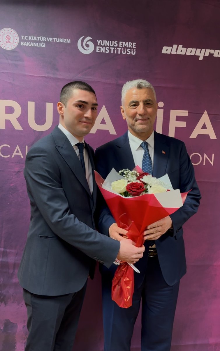 Londra ziyaretimiz çerçevesinde Yunus Emre Enstitüsü Kültür Merkezi ev sahipliğinde Albayrak Grubu tarafından düzenlenen, “Ruha Şifa Hüsn-ü Hat Sergisi”nin açılışını Ticaret Bakanımız Sn. <a href="/omerbolatTR/">Prof. Dr. Ömer Bolat</a> ile birlikte gerçekleştirdik.