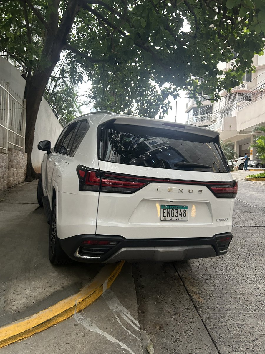 Acera recién hecha. ¿cuándo se va a respetar al peatón y la comunidad? <a href="/Panamaalcaldia/">Alcaldía de Panamá</a> <a href="/ATTTPanama/">Autoridad del Tránsito</a> <a href="/JcSanFco/">Junta Comunal de San Francisco</a> <a href="/Mayer/">Mayer Mizrachi</a>