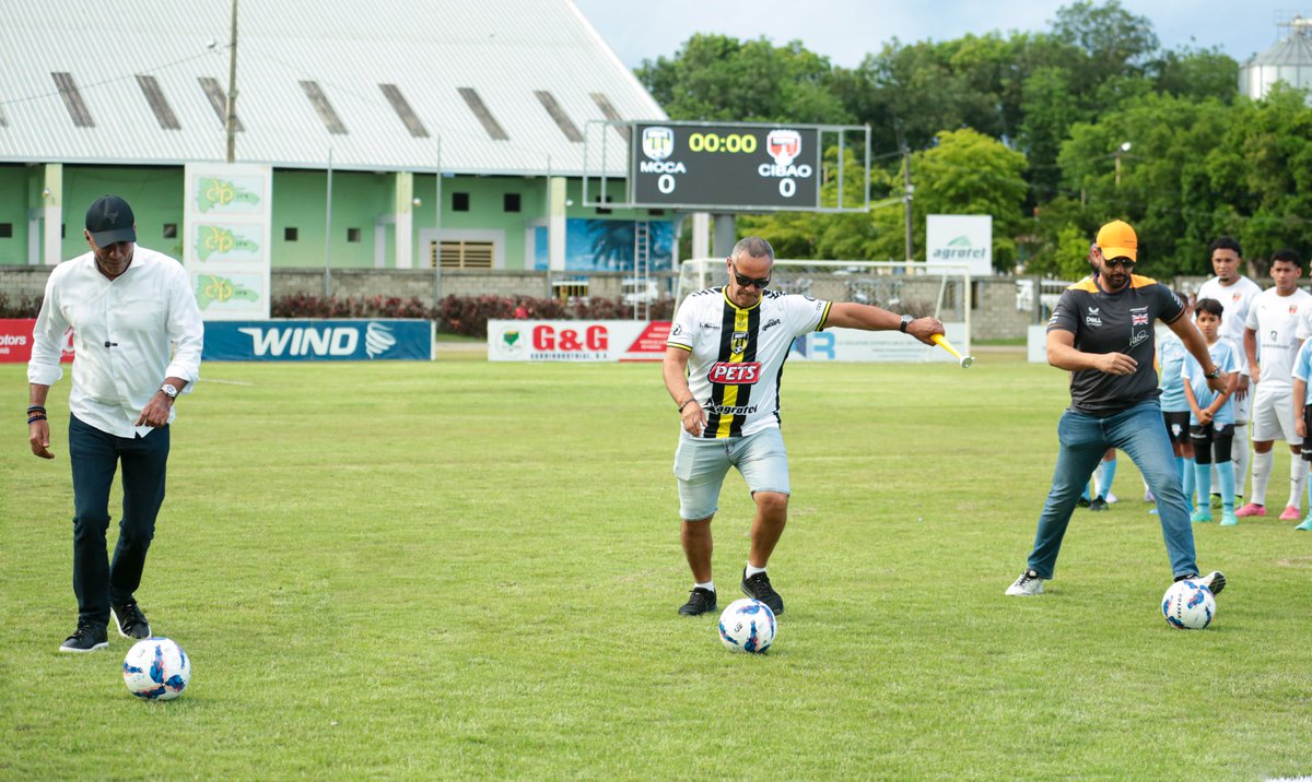 mocafcc's tweet photo. 🎶 El Himno Nacional abrió la noche, interpretado por Willy González.
🗣️ Esteban Ferreira, presidente de MOCA FC, dio la bienvenida.
⚽ Saque de honor: Carlos Gómez, Enmanuel Bautista y Leo Genao.
💃 Medio tiempo grupo baile Centro Educativo Andrés Bello.
#ldf2025 #copaldf https://t.co/ioey58Me9F
