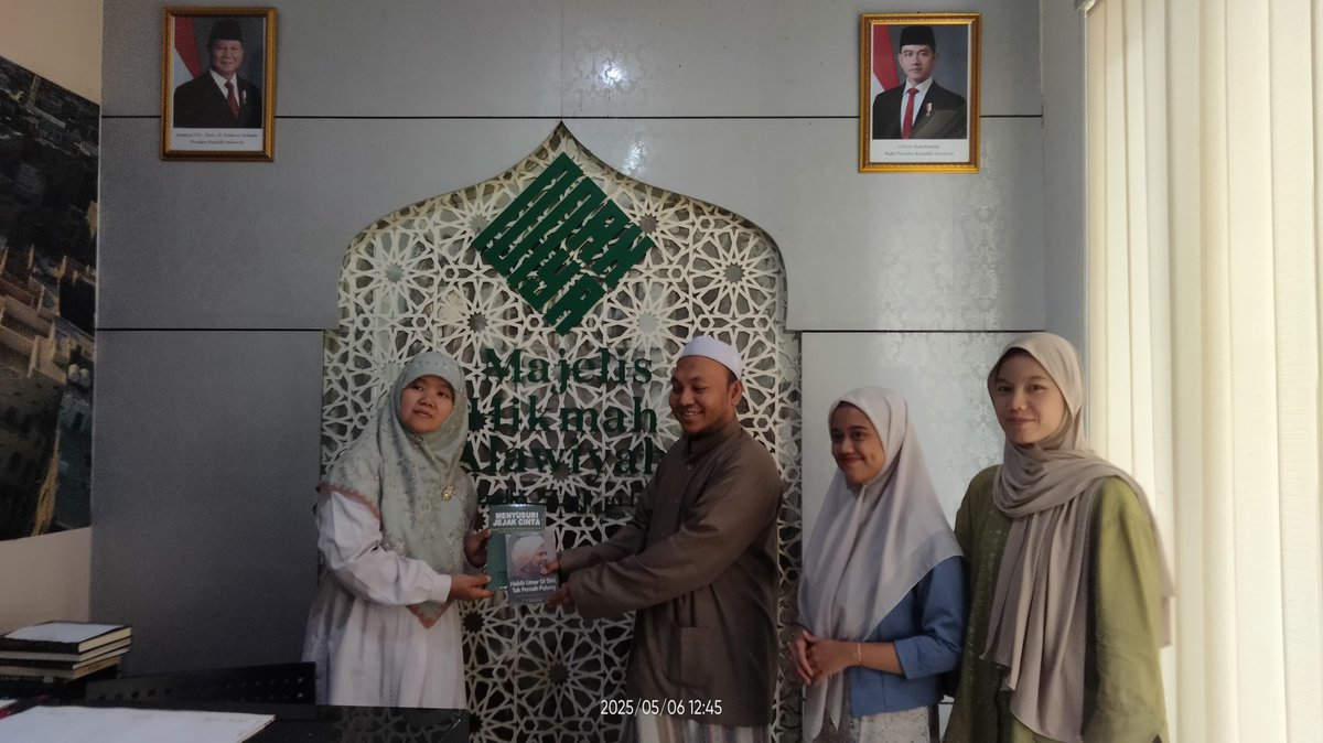 Mahya_Official's tweet photo. 6 Mei 2025 | 10.00–12.00 WIB
Tim Ushuluddin UIN Jakarta, dipimpin Ustazah Lisfa, MA, berkunjung ke kantor Mahya. Diskusi seputar sanad &amp; sejarah Shahih Bukhari, rencana Mahya Corner di UIN, dan kunjungan ke Hadramaut. Semoga jadi awal kolaborasi berkah. https://t.co/rzhRvNCfFE