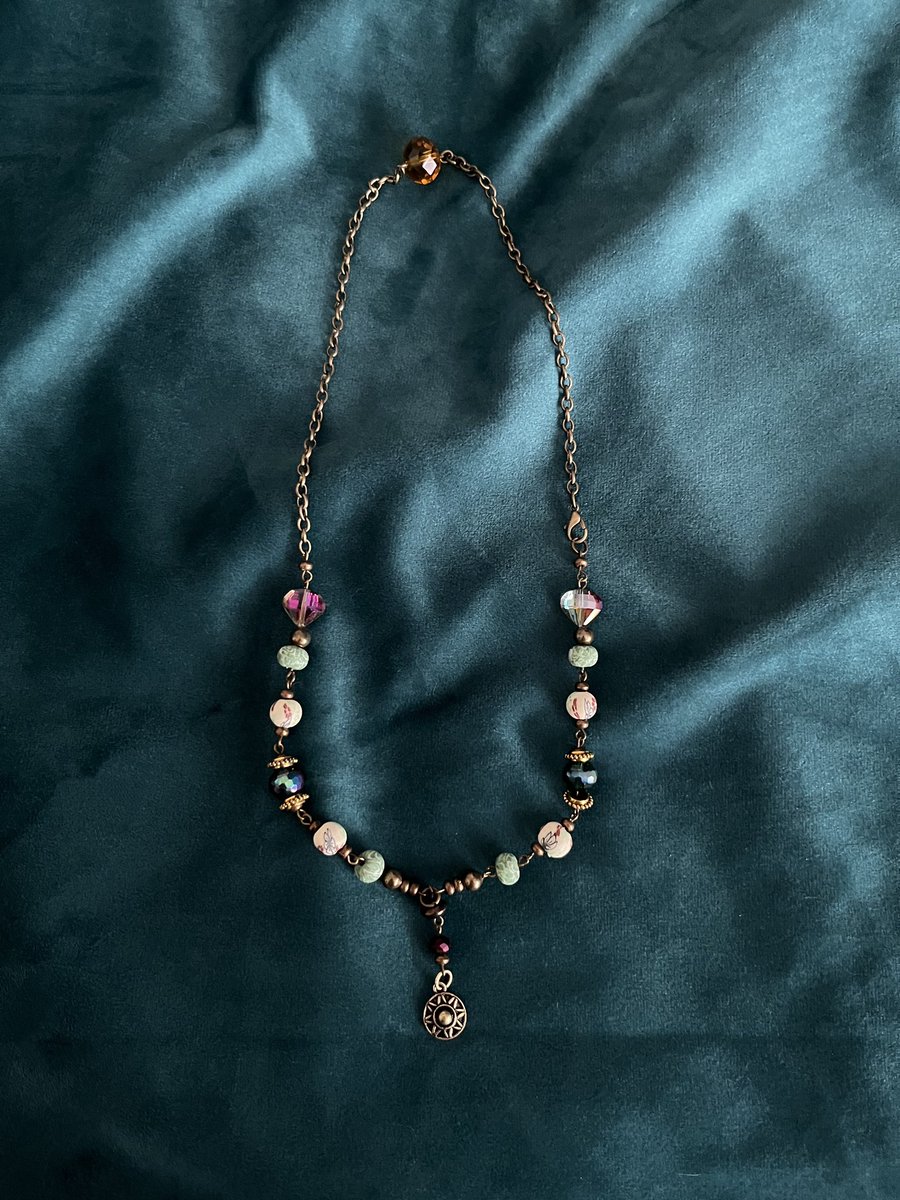 perfect for layering necklaces and conveniently available on depop!

depop.app.link/sJyX6LkY9Sb