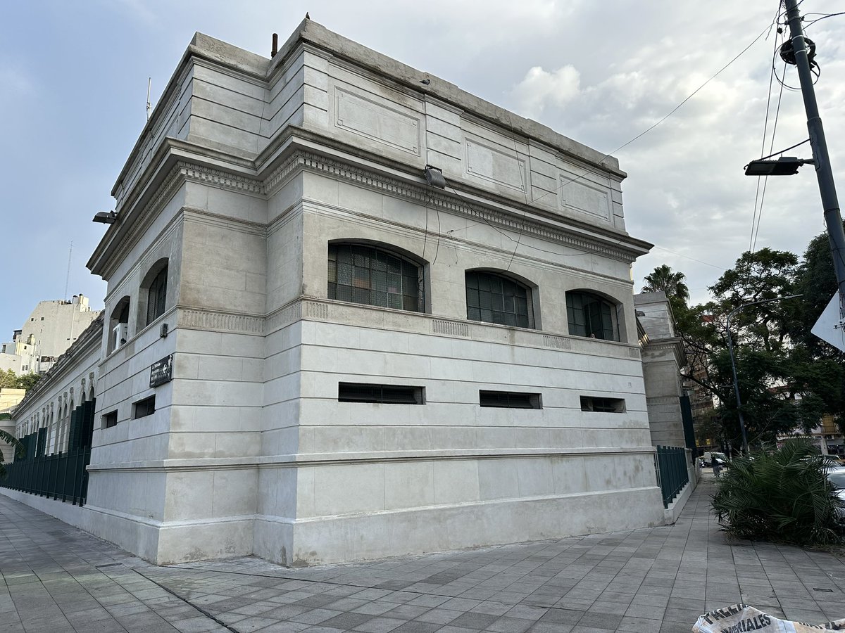 Escuela Pública Presidente Uriburu (A Gallardo al 200) paredes a nuevo… listas para un que “la crisis la paguen los capitalistas” 2025.