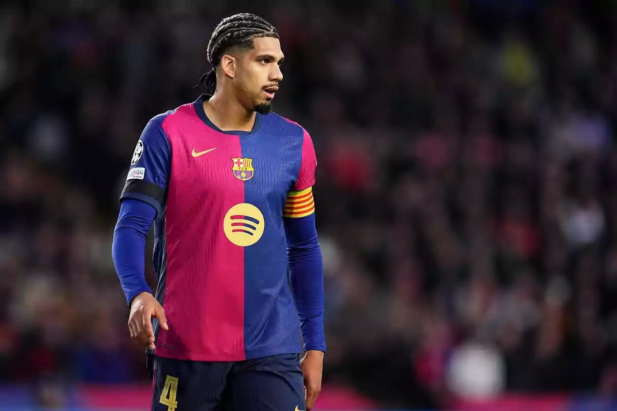 anxoto's tweet photo. 🚨ÚLTIMA HORA🚨

👉El Futbol Club Barcelona se plantea vender al astro uruguayo Ronald Araujo tras mostrar múltiples destellos de homosexualidad en el partido contra el Inter🏳️‍🌈

👉Se esperan noticias inminentes en las próximas horas https://t.co/rMWqBqZTPn