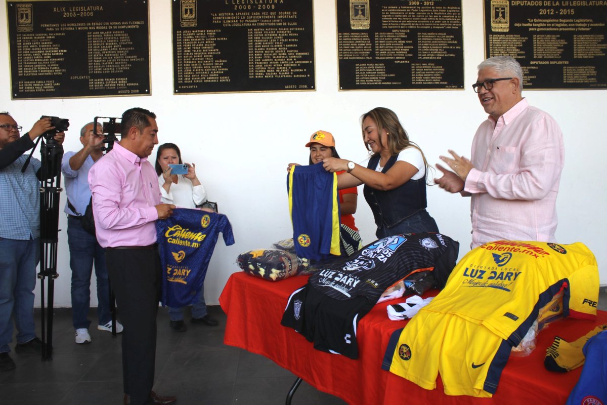 JulioSolisMX's tweet photo. Así se construyen los sueños: con esfuerzo, disciplina y pasión. ⚽🧡
Qué gusto acompañar a mi amiga @LuzDaryQuevedoM en la entrega de uniformes a los ocho equipos que clasificaron a la liguilla de la Copa Naranja 2025.🏆 https://t.co/oivbo1f4h6