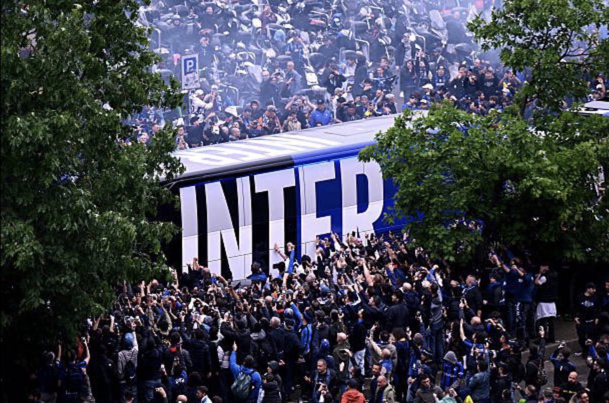iMosn_96's tweet photo. اللففففف مبروووككككك يا انتريستا الفوز والتأهل إلى نهائي الأبطال💙🖤
 وبإذن الله اننا نتوج باللقب الرابع ⏳ https://t.co/BKvvcLvA5e