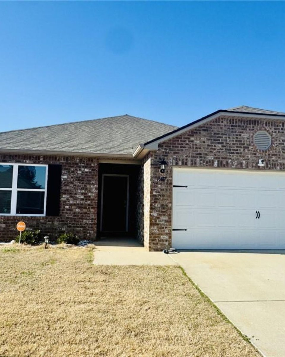 CLEE1982's tweet photo. Welcome to 16417 Creek Drive — a move-in ready, all-brick beauty with 3 beds, 2 baths, granite countertops, and a spacious open layout. Listed at $245,900, this home is perfect for first-time buyers or anyone looking to upgrade in style!

📍 Great location
🚗 2-car garage
🛁 Double vanity
🍽️ Modern kitchen
📞 Message me to schedule a showing!

#MoundvilleAL #TuscaloosaRealEstate #JustListed #AlabamaHomes #HomeSweetHome #RealEstateGoals #OpenLayout #GraniteCountertops #ForSale