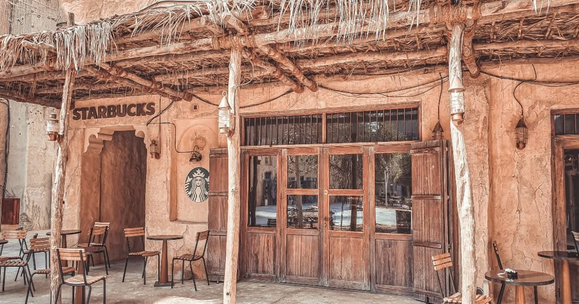 INTEGRACIÓN AL ENTORNO ❤

En toda edificación habitacional y comercial, debería ser una regla de oro respetar la línea arquitectónica y cultural del país: Starbucks en Al Seef, Emiratos Arabes.