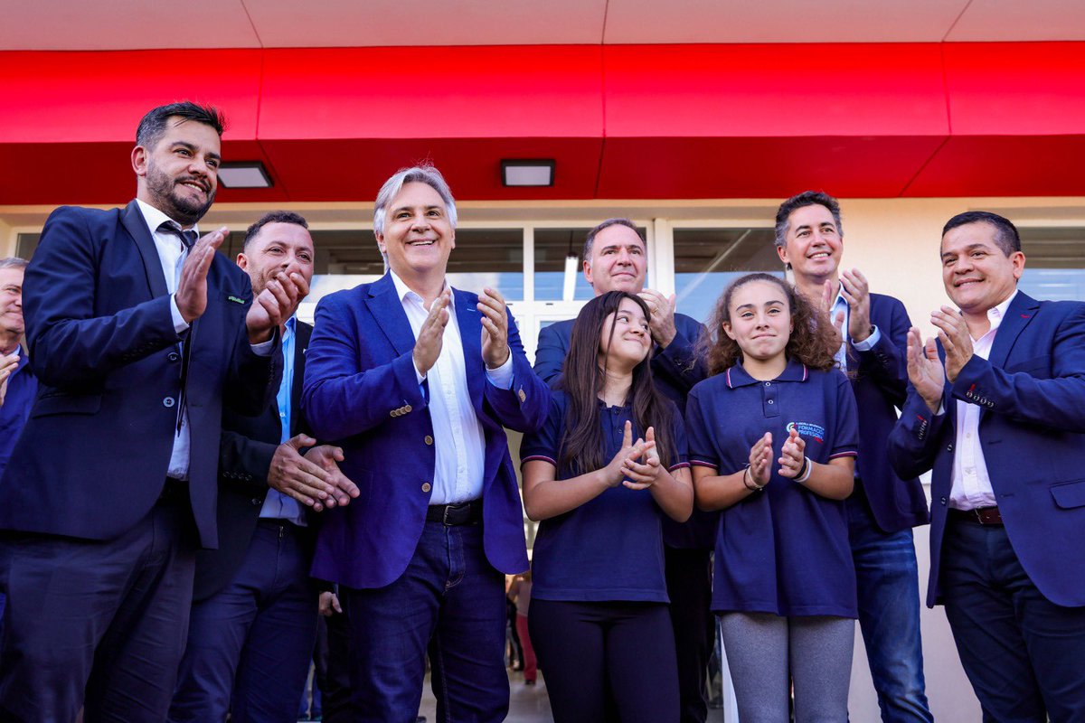 MartinLlaryora's tweet photo. También concretamos la entrega de más de 500 netbooks del programa provincial #TecnoPresente, beneficiando a estudiantes de 21 instituciones educativas del departamento Punilla.

Esta iniciativa reafirma nuestro compromiso con la innovación, la educación digital y la inclusión tecnológica en las escuelas públicas, brindando herramientas concretas para acortar brechas y ampliar oportunidades.

#SeguimosHaciendo #CórdobaNoPara