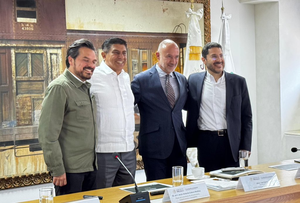 salomonj's tweet photo. En #CDMX, nos reunimos con el titular de la @SICTmx, Jesús Antonio Esteva Medina; el director general de @Tu_IMSS, @zoerobledo; y el director general del @ISSSTE_mx, @martibatres, con quienes dimos seguimiento a la construcción de la Ciudad Salud IMSS-ISSSTE, un proyecto que transformará el acceso a servicios médicos en nuestro estado.

La #PrimaveraOaxaqueña y el @GobiernoMX tienen el firme compromiso de garantizar que las y los oaxaqueños tengan acceso a mejores servicios médicos y en condiciones dignas.
