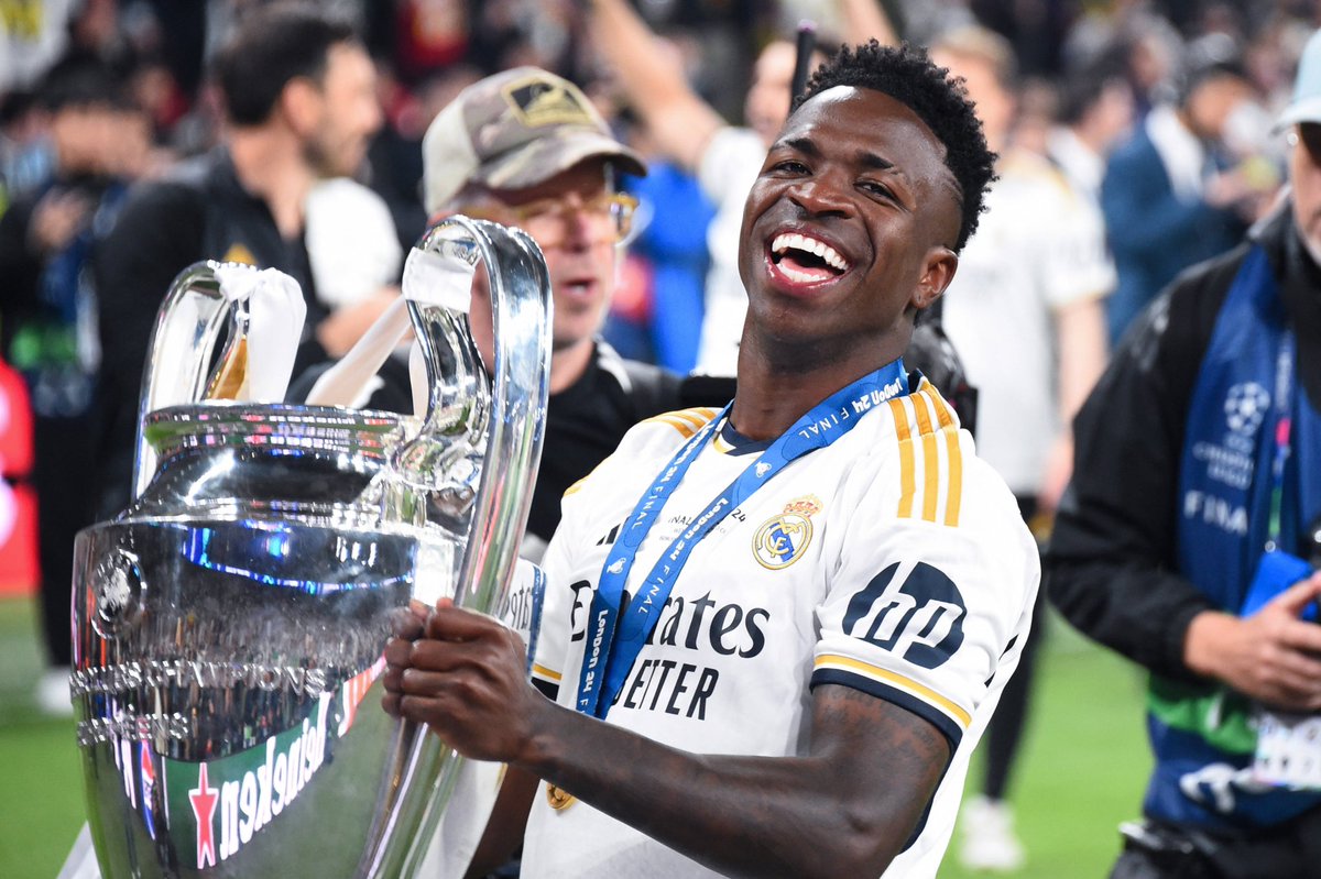 FutboldevBar's tweet photo. Partidos como el de Lamine hoy, te los firmó el enfermo de Vinicius el año pasado ante City, Bayern y Borussia.
Siendo MVP de la edición y marcando en las 2 finales que ha jugado, y aún así le robaron el balón de Oro descaradamente.
La Champions NO es para cualquiera. https://t.co/T59kOVD457