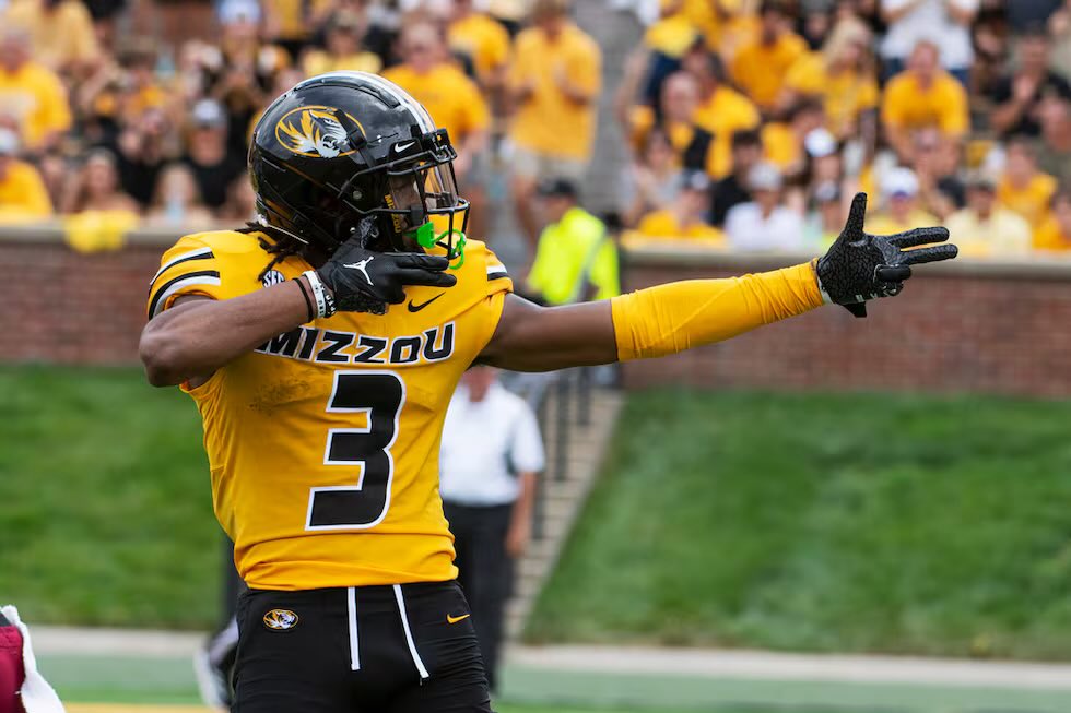 #AGTG Blessed to receive an offer from The University of Missouri <a href="/CoachApp35/">Bryant Appling</a> <a href="/Coach_Davis22/">Coach Davis</a> <a href="/CoachDNic/">Derek Nicholson</a> <a href="/coreybatoon/">Corey Batoon</a> <a href="/CoachDrinkwitz/">Eliah Drinkwitz</a> <a href="/TomLoy247/">Tom Loy</a> <a href="/adamgorney/">Adam Gorney</a> <a href="/thevandalorian/">Kenny Van Doren</a> <a href="/ChadSimmons_/">ChadSimmons</a> <a href="/JeremyO_Johnson/">Jeremy Johnson</a> <a href="/Andrew_Ivins/">Andrew Ivins</a> <a href="/samspiegs/">Sam Spiegelman</a> @RivalsFriedman <a href="/JohnGarcia_Jr/">John Garcia, Jr.</a>