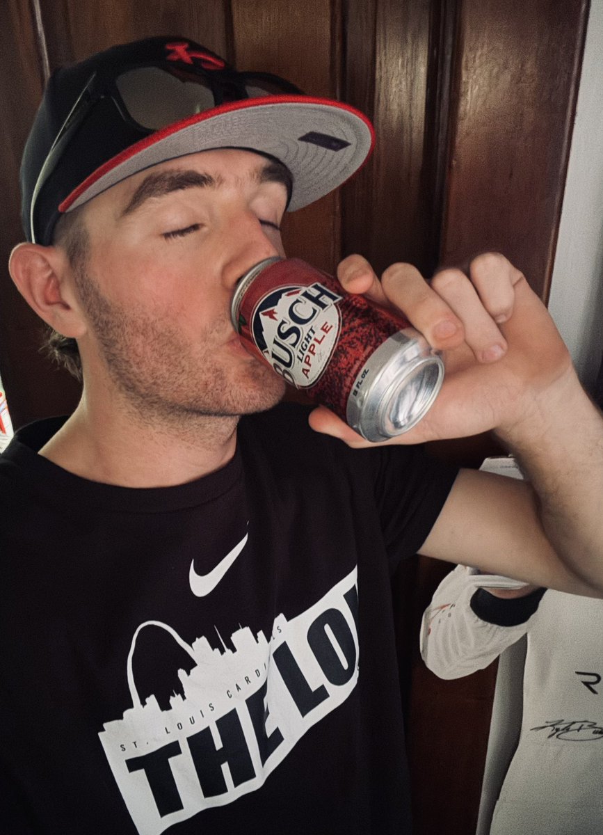 Gavin_Ottarski's tweet photo. Summer is in FULL SWING and all is right in the world because I went Apple 🍎 picking 😎 #BuschLightApple is SO BACK!!! 🔥🙌🏻🍻 @BuschBeer https://t.co/mAZOp3I3Uy
