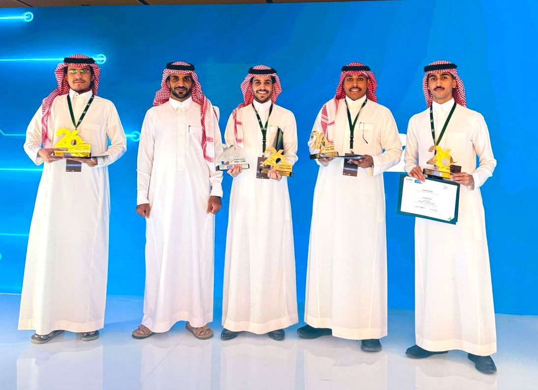 أبارك لطلابي الأفاضل حصول مشروعهم "المحاور الذكي" على جائزة الابتكار - إحدى جوائز شركة الالكترونيات المتقدمة لمشاريع التخرج بكلية علوم الحاسب والمعلومات بجامعة الملك سعود. متمنياً لهم المزيد من التألق والتميز في حياتهم العلمية والعملية.