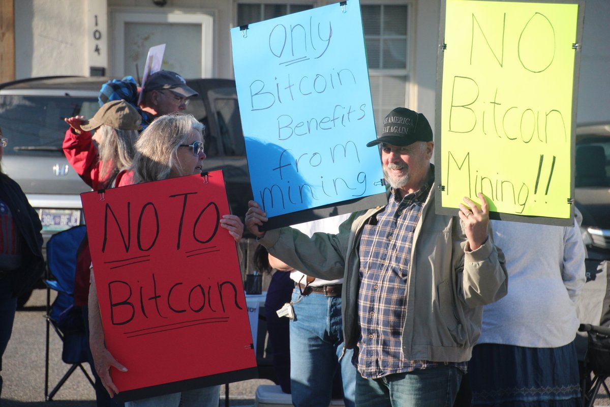 TheTomahawkNews's tweet photo. Scenes from outside of the ongoing Mountain City Council meeting, where over 100 people have shown up, many staying outside, to protest a proposed Bitcoin mine. 

Click the below link to read our previous reporting on the Bitcoin mine proposal.
https://t.co/YONphRK7X9 https://t.co/z6qimLIfyU