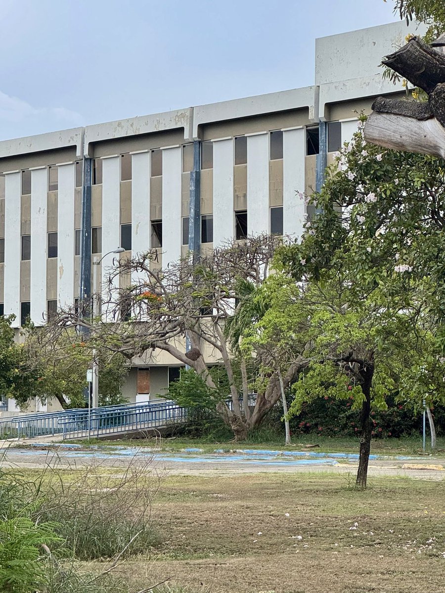 El centro gubernamental de Ponce es uno de 60 edificios de la AEP que permanecen cerrados y abandonados hace varios años. Mientras tanto, el gobierno gasta millones de dólares rentando espacios en edificios privados. 
Investigación esta noche en <a href="/RayosxTelemundo/">Rayos X</a>.