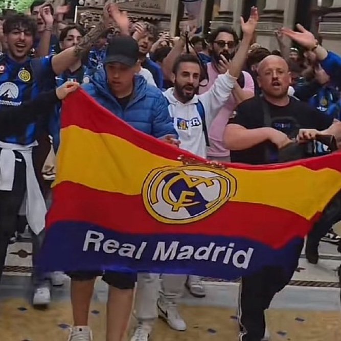 جماهير الإنتر رفعت علم ريال مدريد قبل مباراة اليوم.